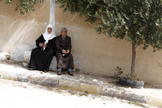 _MG_4897_woman_waiting.jpg